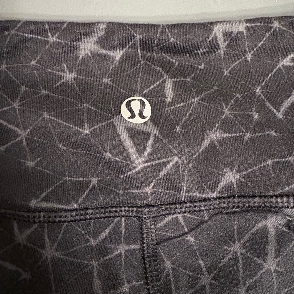 Lululemon CLOSET CLEANOUT crop run pants geometrical design in blacks size XS - Picture 2 of 7